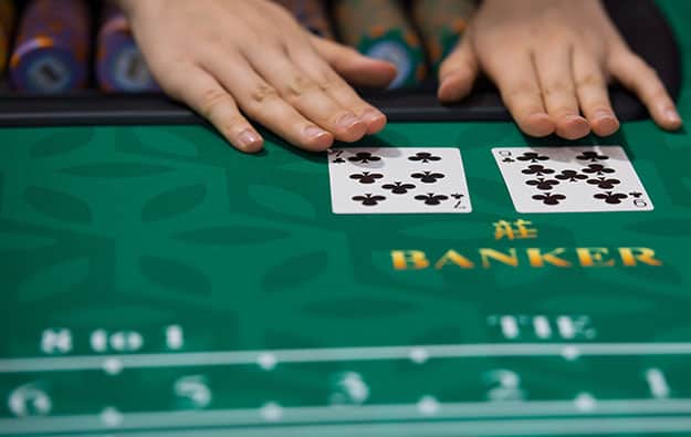 Sự khác biệt giữa Baccarat online và Baccarat truyền thống là gì?